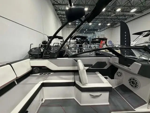 2025 Cobalt Boats CS23 Surf in Powerboats & Motorboats in Saskatoon - Image 8