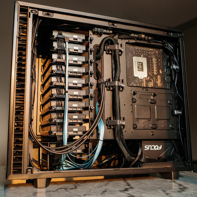 Fractal Design Define R6 E-ATX Full Tower Computer Case in System Components in Markham / York Region