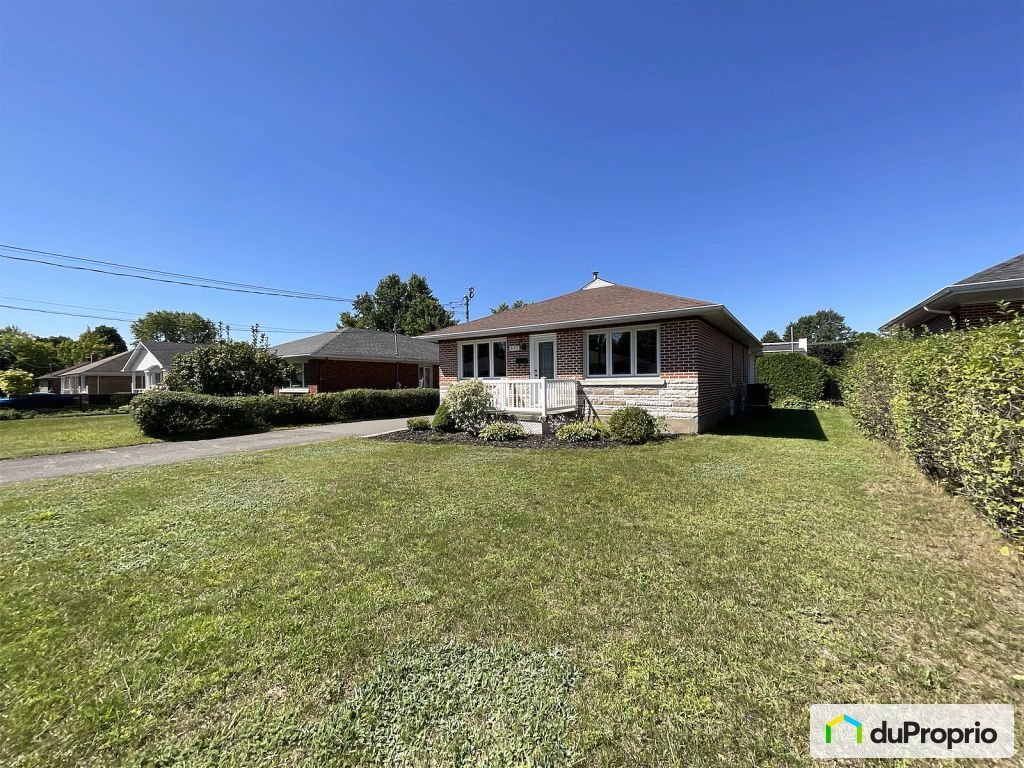 $452,000 - Bungalow for sale in Granby — photo 1