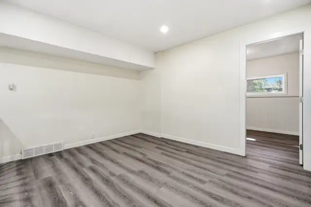 5 Bedrooms & 3 Bathrooms - Close to Wascana Park in Houses for Sale in Regina - Image 23