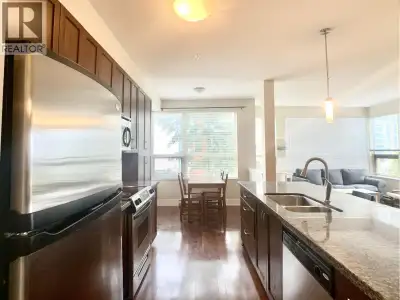 This south-east facing corner unit boasts 2 bedrooms and enclosed den(could be the third small bedro...