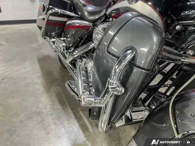 2006 Harley-Davidson FLHTCUSE CVO ULTRA CLASSIC in Sport Touring in Calgary - Image 20