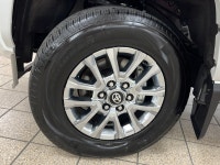Efficiency and utility come together in this 2025 Toyota Tacoma HYBRID, a pre-owned pickup that brin... (image 8)