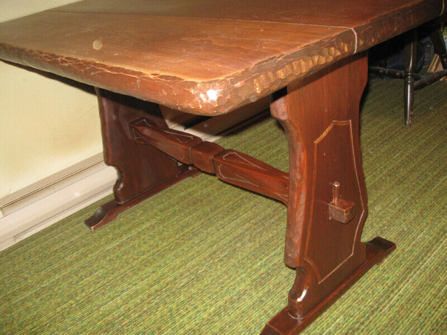 TABLE EN BOIS TRAVAILLÉ ARTISANALE UNIQUE - PIÈCE DE COLLECTION dans Mobilier de salle à manger et cuisine  à Laurentides - Image 4