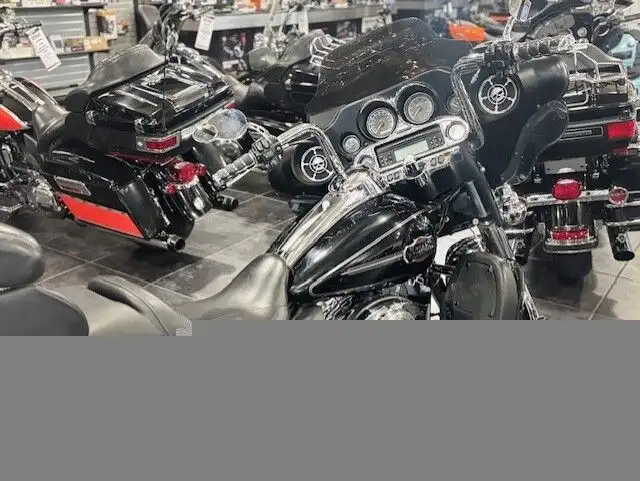 2010 Harley-Davidson Electra Glide Ultra Classic in Street, Cruisers & Choppers in Sudbury - Image 6