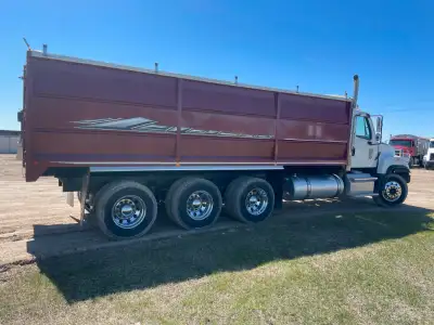 2013 Freightliner 114SD Tri Drive Grain Truck, 378,000 k.,, DD13 Detroit 470 Hp., 18 Spd Automatic,...