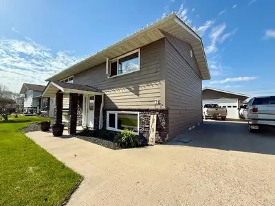 R33//Virden/A great home in a wonderful neighbourhood! The no-thru street means low traffic, you wil...