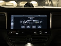 Porsche Macan 2022 certifié Porsche Approved, offert par le Centre Porsche Québec. Fini en Noir Inte... (image 7)