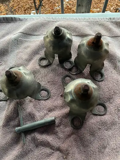 Fits wire wheel hub caps , locks hub caps to wheel fits Buick, Olds and Pontiac