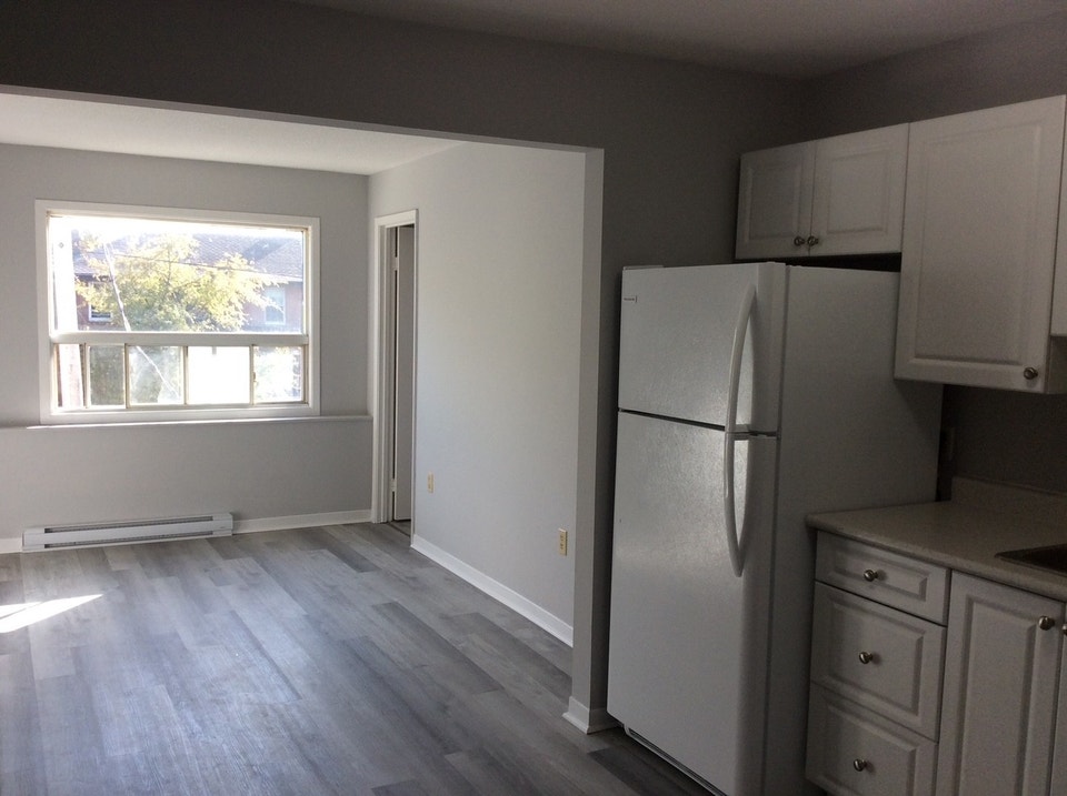 Low-priced upper 2-bed unit at 238 Lincoln St. Welland - $1450 2
