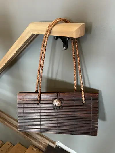 Petit sac à main en bois en très bonne condition, View more