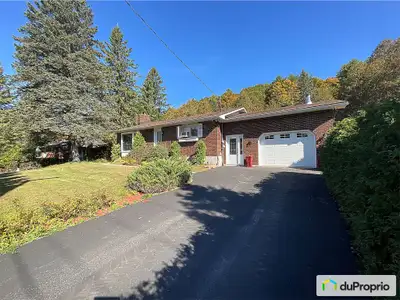Superbe bungalow en brique avec 3 chambres à coucher 2 salles de bain complètes Grande salle de lava...