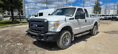 Call 416-648-0721 - ONE OWNER - Runs great - 2015 Ford F350 Super Duty 1 Ton Pickup Truck - 4x4 - 4-...