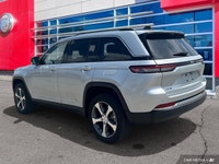 2.0L I4 DOHC, 4WD. Odometer is 18677 kilometers below market average! Silver Zynith 2023 Jeep Grand... (image 3)