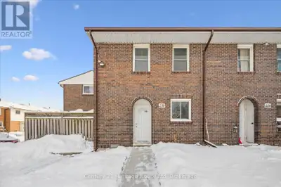This bright and spacious end-unit condo townhouse is located in the well-established 31 Greengate Ro...