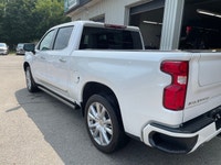 2023 Chevrolet Silverado 1500 High Country 4x4 Crew Cab with the 3.0L Duramax Diesel and 76,202 km!... (image 7)