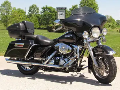 Fairing with loud Radio - Tour-pack, Hard Bags, Python Exhaust This Sharp 2001 Road King Classic has...