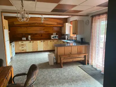 sur le bord de la rivière kinojévis beau grand 4 'demi meublé tout fourni pour 1A4 travailleur extér...