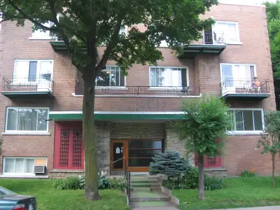 Situé sur avenue Decelles- dans un quartier dynamique de Cote-des-Neiges (C-D-N) où tout est accessi...