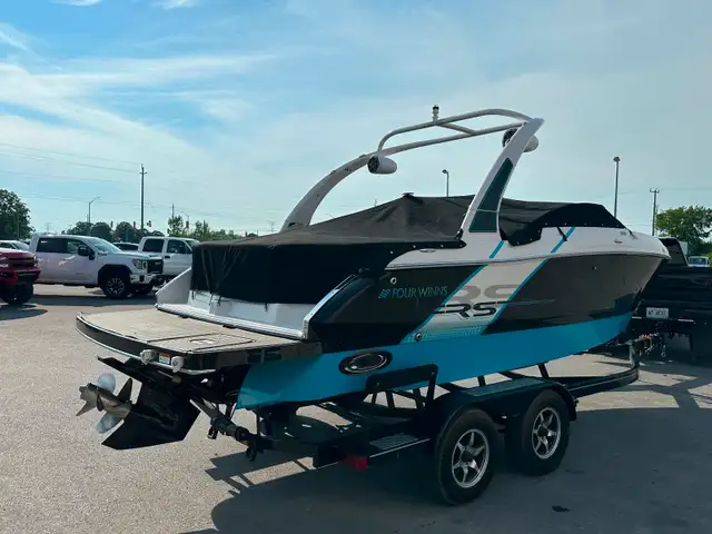 FOUR WINNS SUNDOWNER in Powerboats & Motorboats in Belleville - Image 5