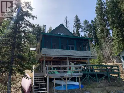 Click brochure link for more details** Four season lakefront cottage on 2.5 acres, freehold. This 2...