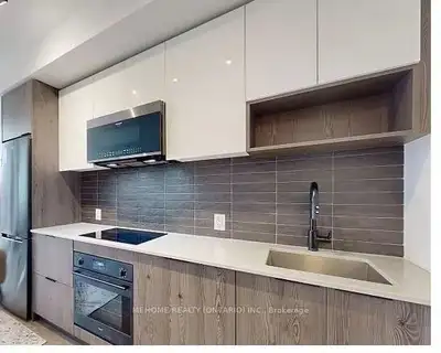 Price: $749,000 / $2,841/mo Spectacular bright 2-bedrooms, 2-bathrooms unit corner unit with parking...