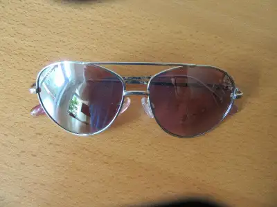 Lunettes neuves de soleil pour femme de marque GAP.