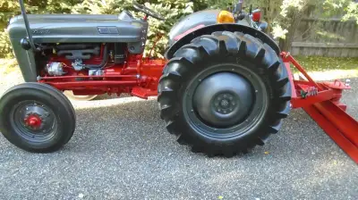 Ford Jubilee - NAA Tractor, Runs & starts really nice. 12 Volt conversion, 4 Speed transmission with...