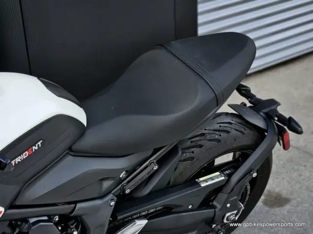 2022 Triumph Trident 660 Crystal White in Street, Cruisers & Choppers in Oshawa / Durham Region - Image 17