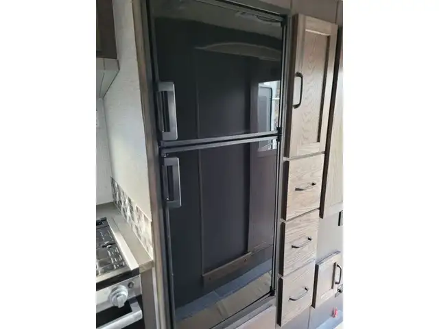 2025 Northern Lite Limited Edition 10-2EXLEDB Face-to-Face Dinet in Travel Trailers & Campers in Penticton - Image 11