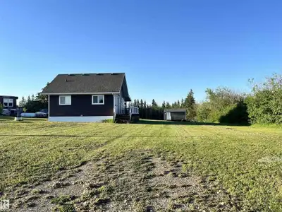 Custom-built 3-season cottage in beautiful Crestview Beach! This 2 bed, 1 bath getaway comes fully f...