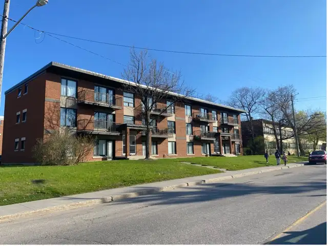 5 1/2 sur Boul.Neilson à Ste-Foy pour JUILLET