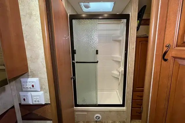 2010 Jayco Greyhawk 31GS - Pre-Owned Class C Motorhome in RVs & Motorhomes in Red Deer - Image 30