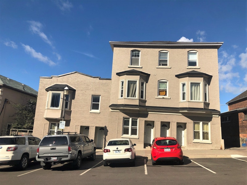 Upgraded Main Floor 1Bed Apartment Downtown Barrie Long Term