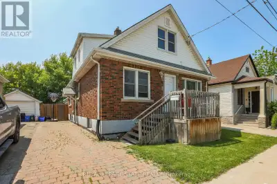 ATTENTION FIRST TIME BUYERS OR SAVVY INVESTORS great opportunity to purchase this legal duplex in Fa...