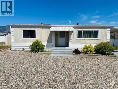 Live in the heart of the Wine Capital of Canada. This home in Cherry Grove Estates offers a lifestyl...