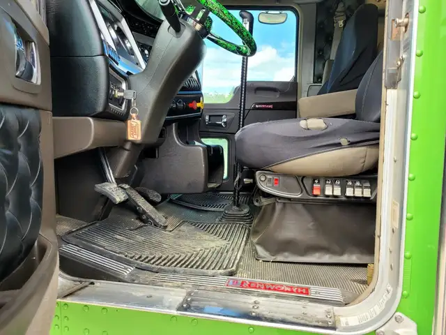 2021 KENWORTH W900 in Heavy Trucks in Saskatoon - Image 19