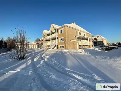 Très beau condo à air ouvert, plafond de 9 pieds, fraîchement rénové. Situé au coeur du plateau à 2...