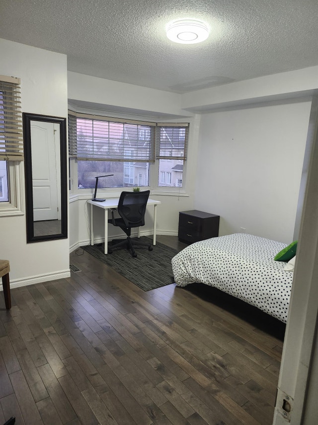 Charming for Room rent Dundas Street West Room Rentals & Roommates