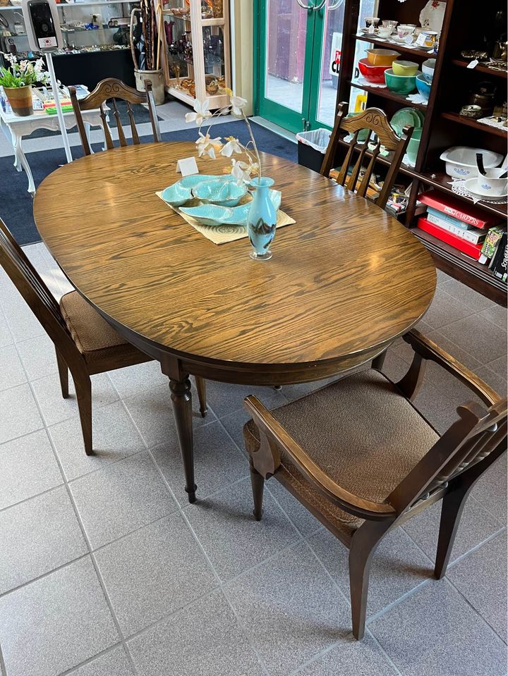 oak dining table set! Comes with 4 chairs Dining Tables