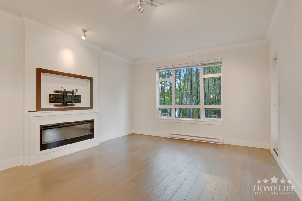 Spacious 2-Bedroom + Den Condo in Elements, Langley 5