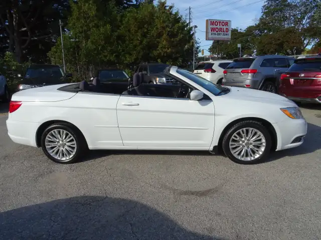 2013 Chrysler 200 Touring in Cars & Trucks in City of Toronto - Image 3