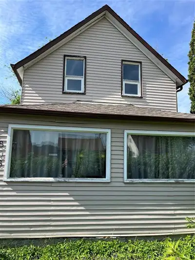 4C//Winnipeg/INFILL Opportunity BUILD with bonus English hedges give this privacy not usually in the...