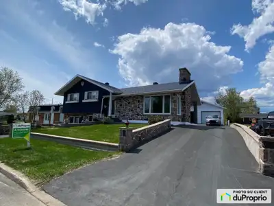 Split level , 3 chambres à coucher. Très bien entretenue avec grand garage détaché. Plusieurs rénova...