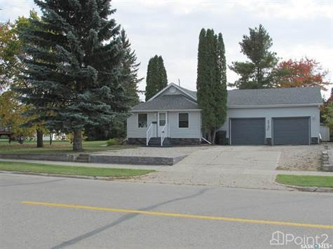 210 Maple ROAD E in Houses for Sale in Nipawin - Image 2