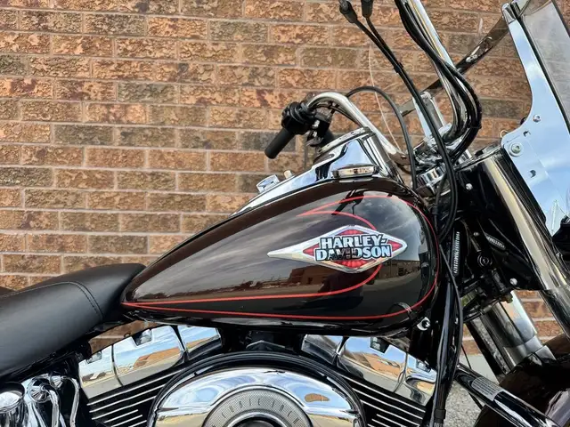 2011 Harley-Davidson Heritage Softail Classic **CANADIAN BIKE**  in Street, Cruisers & Choppers in Markham / York Region - Image 9