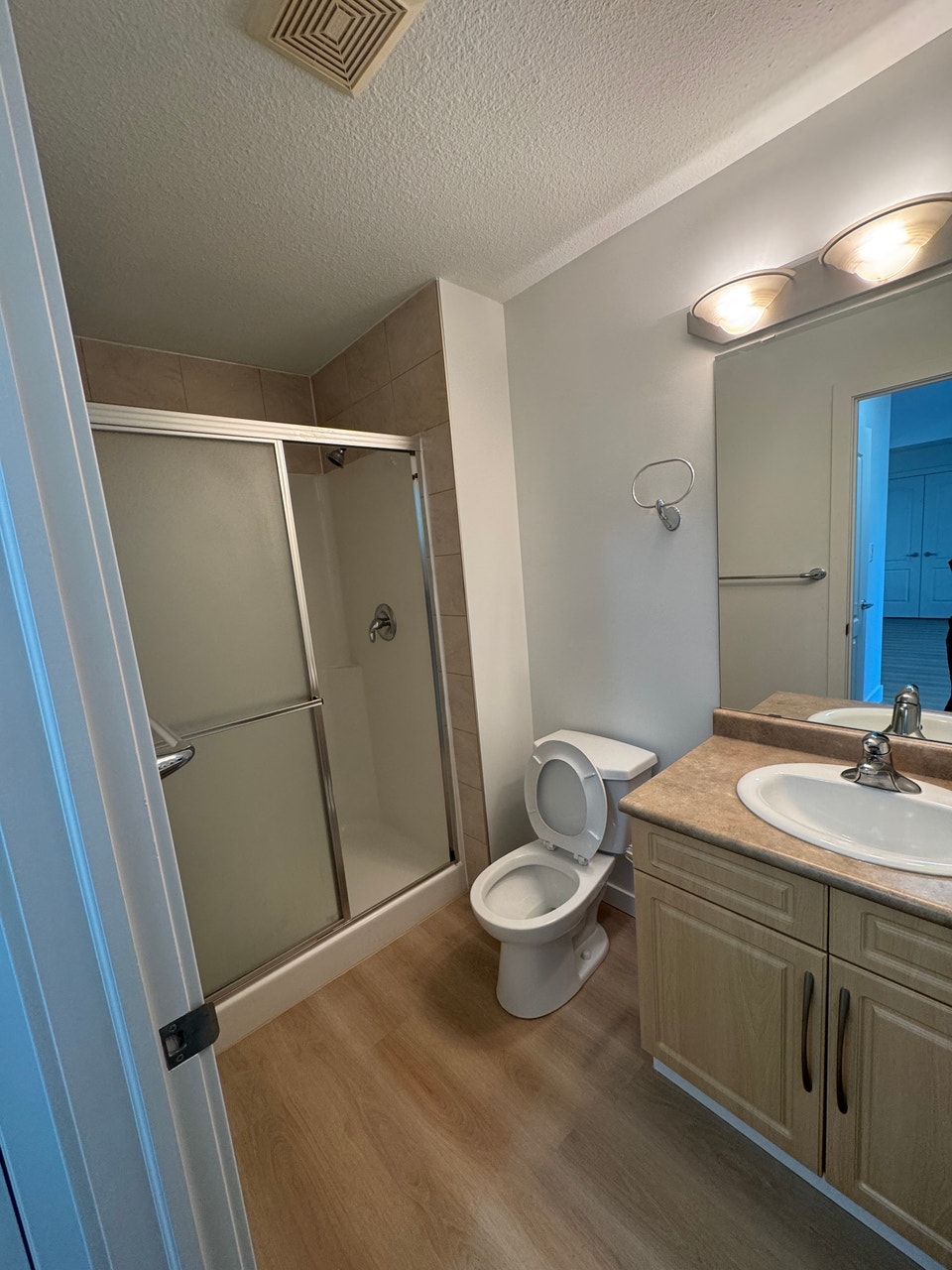 Modern 2 Bed, 2 Bath Condo with 2 Heated Underground Parking Sta 5