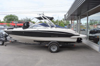 2012 Bayliner 215 open deck 21 pied tour a wake board