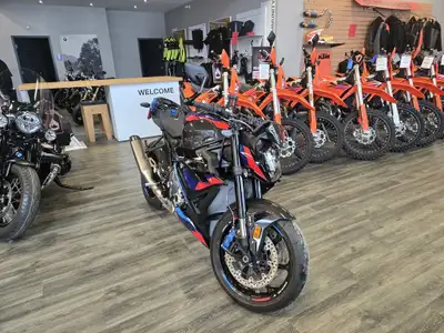 2023 BMW M 1000 R Blackstorm Metallic/M Motorsport LIFE IN THE FAST LANE Pushes you to the limit: th...
