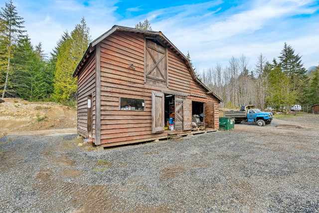 MECHANICS DREAM SHOP & LARGE FAMILY HOME ON 2 ACRES! in Houses for Sale in Cowichan Valley / Duncan - Image 4
